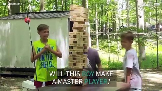 [TRANSLATE] - Boy takes giant Jenga blocks in the face