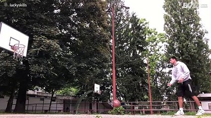 [TRANSLATE] - Guy nails basketball hoop with amazing shot