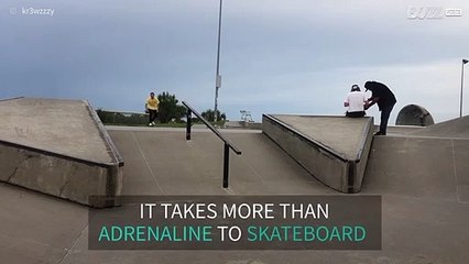 [TRANSLATE] - Skateboarder's error results in painful fall