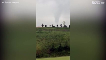 [TRANSLATE] - Tornado formation worries onlookers in Canada