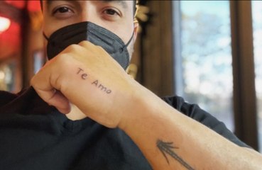 Luis Fonsi se tatúa un mensaje de su hija en la mano