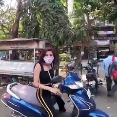 लडकी नै ठोक दी गाड़ी  उपर से Middle Finger दीखा रही है. सावधान राहें_ AR-BUZZ