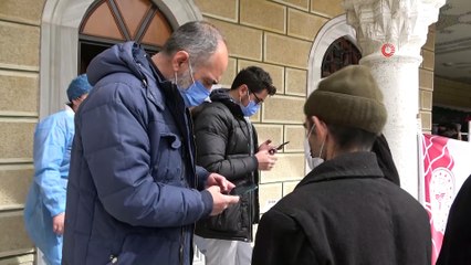 Arnavutköy’de mobil aşı merkezleri kurularak 65 yaş üstü vatandaşlar aşılanıyor