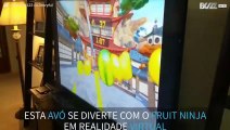 Avós jogam fruit ninja em realidade virtual