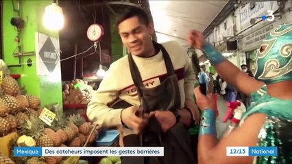 Mexique : les catcheurs professionnels font respecter les gestes-barrières aux habitants