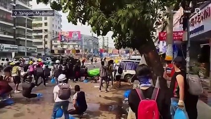 Télécharger la video: Myanmar Protesters Retreat as Riot Police Fire Tear Gas in Yangon