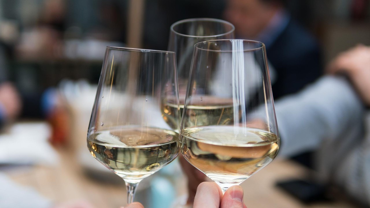 8 Propiedades y Beneficios del Vino Blanco