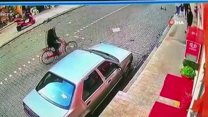 Kamyonetin bisiklete çarpma anı kamerada