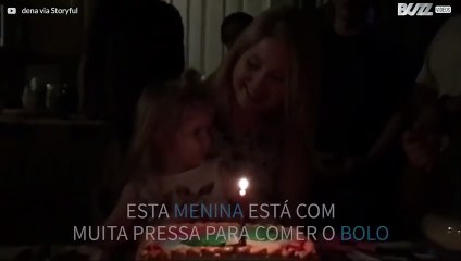 Criança tem muita pressa para comer bolo
