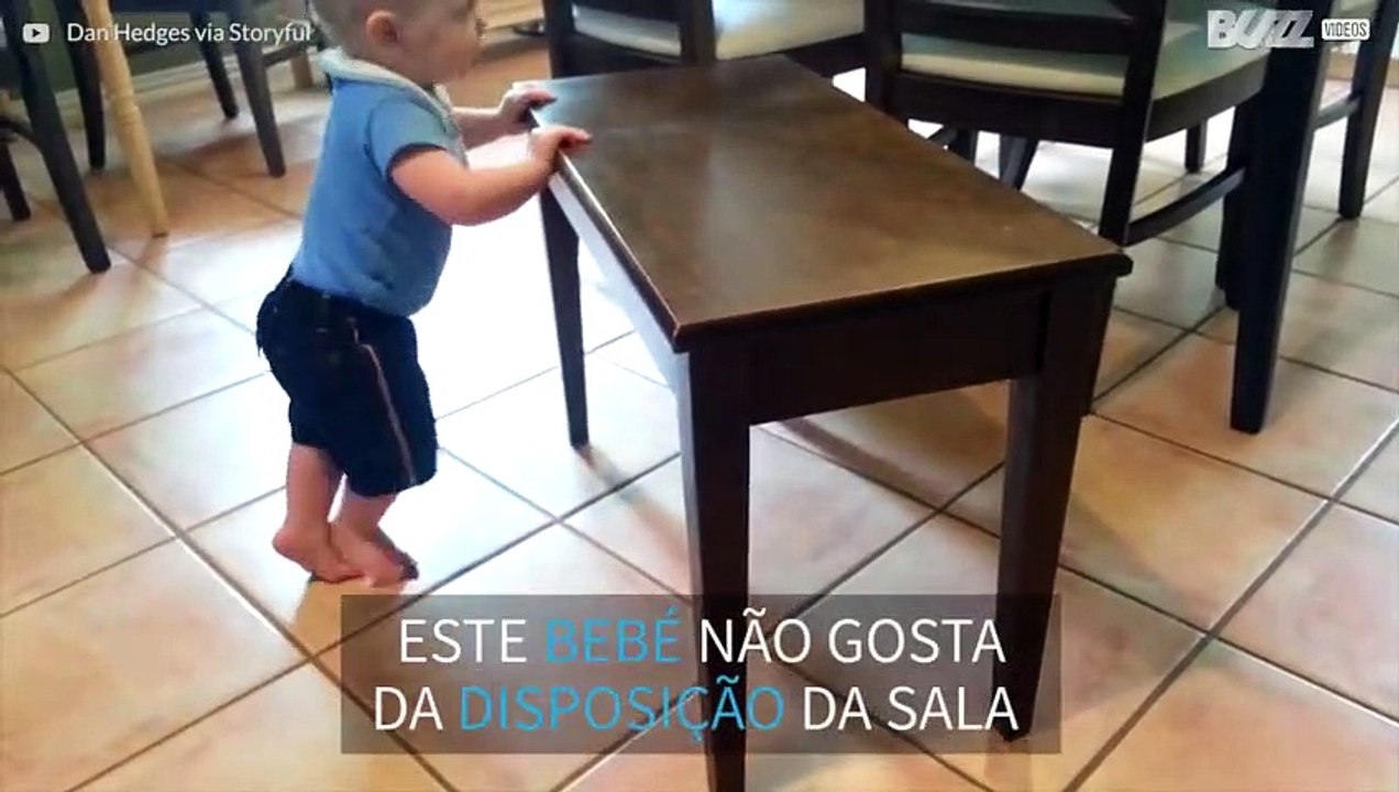 Bebé decide redecorar a casa