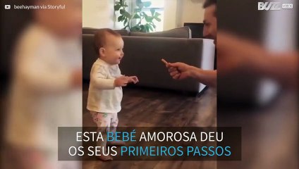 Bebé dá primeiros passos incentivada por uma batata frita