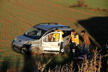 Otobüsle çarpışan hafif ticari araç tarlaya uçtu