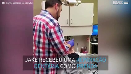 Pai recebe dentes novos como prenda!