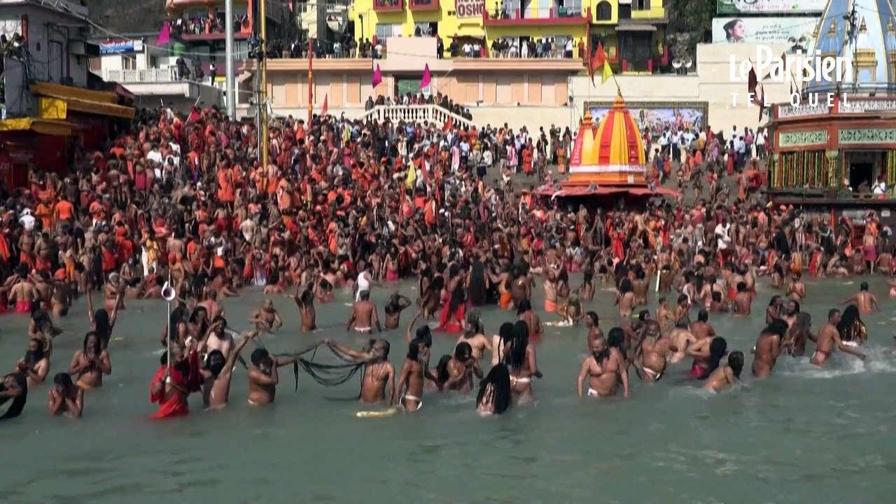 inde-des-centaines-de-milliers-de-p-lerins-hindous-prennent-un-bain