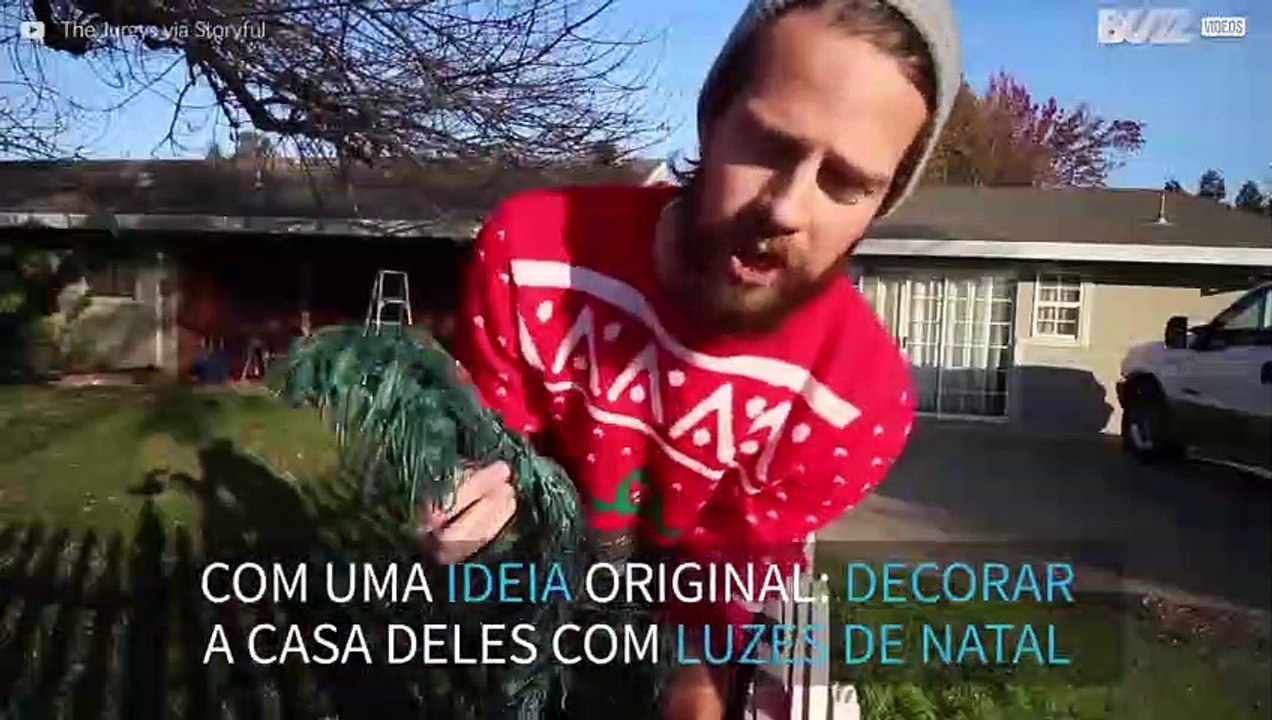 Casal decorou a casa com luzes de Natal dos pais para fazer uma surpresa