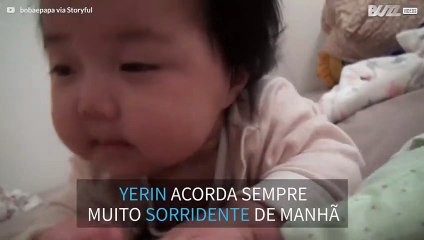 Bebé tenta sorrir à mãe, mas volta sempre a adormecer