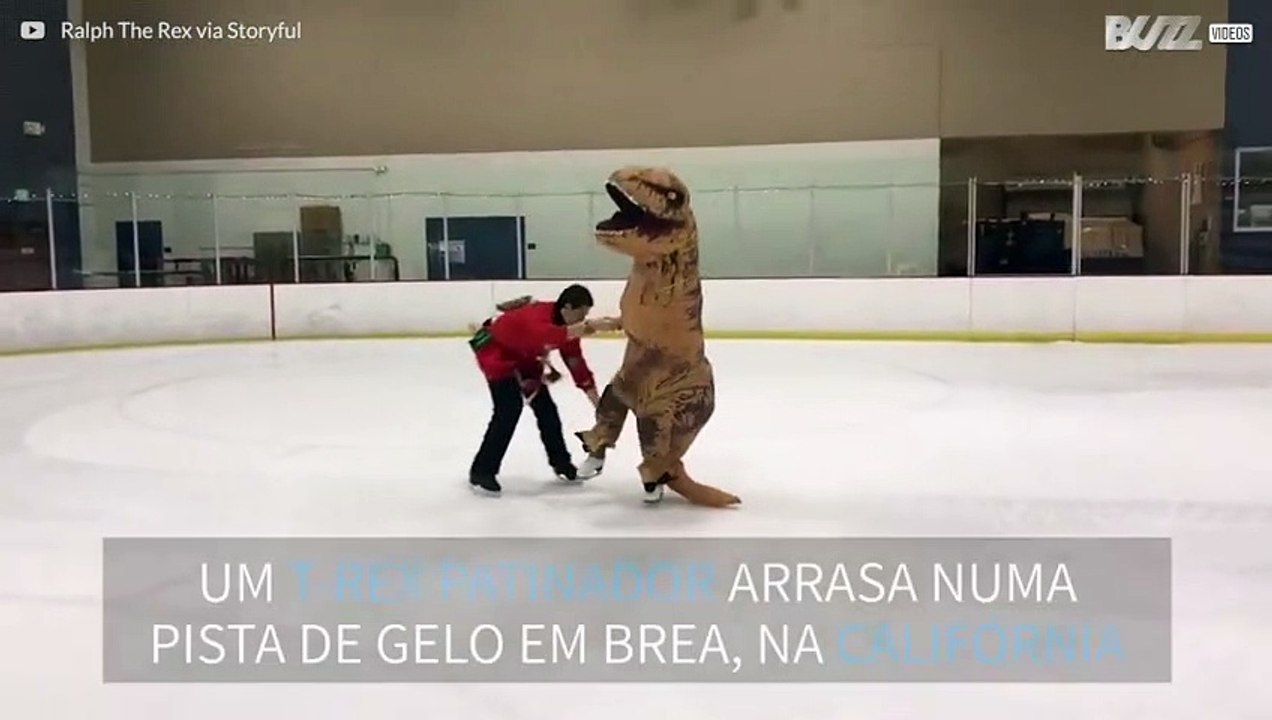 T-Rex patinador realiza acrobacias numa pista de gelo na Califórnia