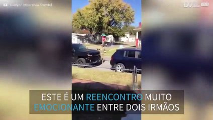 Militar é surpreendido pelo irmão na festa de aposentadoria