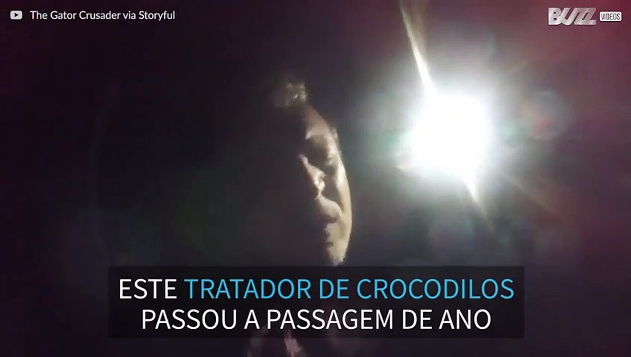 Homem canta para acalmar crocodilos na passagem de ano