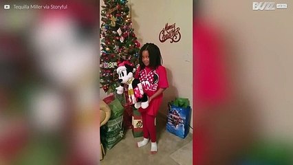 Criança é surpreendida com prenda de Natal antecipada: viagem à Disneyland