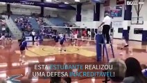 Jogadora de voleibol realiza jogada inacreditável!