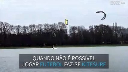 Kitesurfers divertem-se em campo de futebol inundado