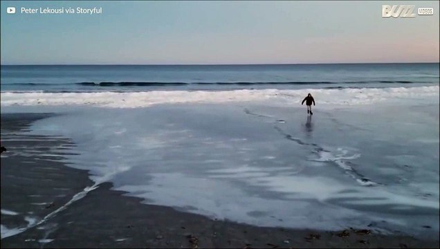 Nos Estados Unidos com o frio que se faz sentir é possível patinar no gelo... na praia