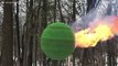 Homem coloca esfera feita de 42 mil fósforos em chamas!