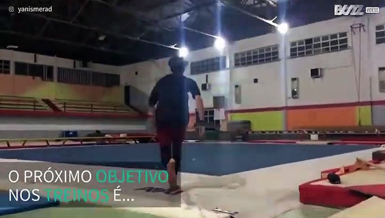 Jovem acrobata executa salto perfeito… mas com aterragem péssima