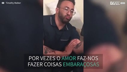 Jovem apaixonado faz demonstra amor pelo telemóvel