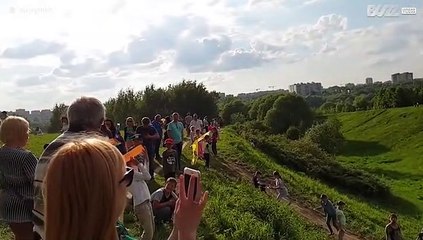 Criança leva com papagaio de papel em cheio na cara!