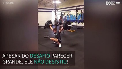 Jovem não desiste de levantar um haltere muito pesado