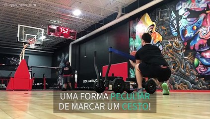 Alguma vez marcou um cesto com uma fisga?