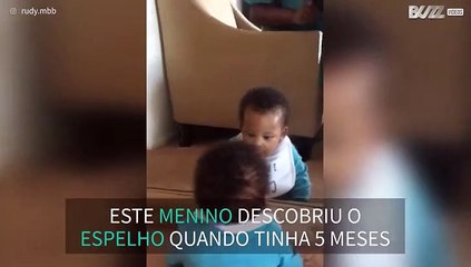 Bebé apaixona-se pelo seu reflexo no espelho