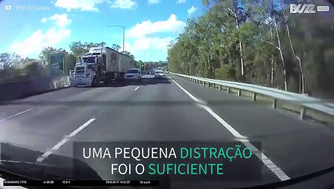 Condutor distraído provoca acidente em cadeia