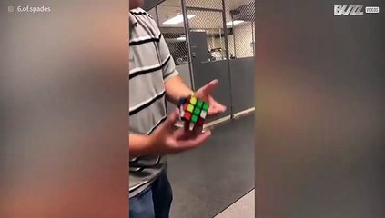Jovem resolve cubo de Rubik instantaneamente