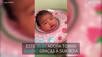 Bebé adora tomar banho de boia