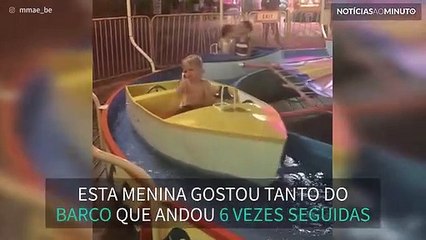 Tirar a menina do barco de brincar é uma tarefa muito difícil