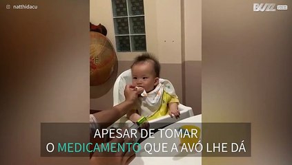 Bebé recusa-se a tomar medicamento que avó lhe dá