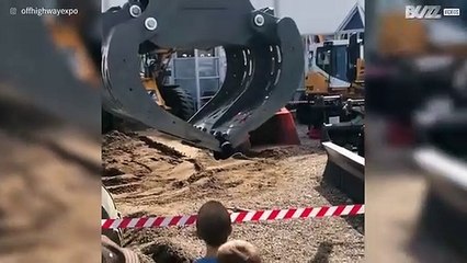 Escavadora entrega chapéu com precisão impressionante