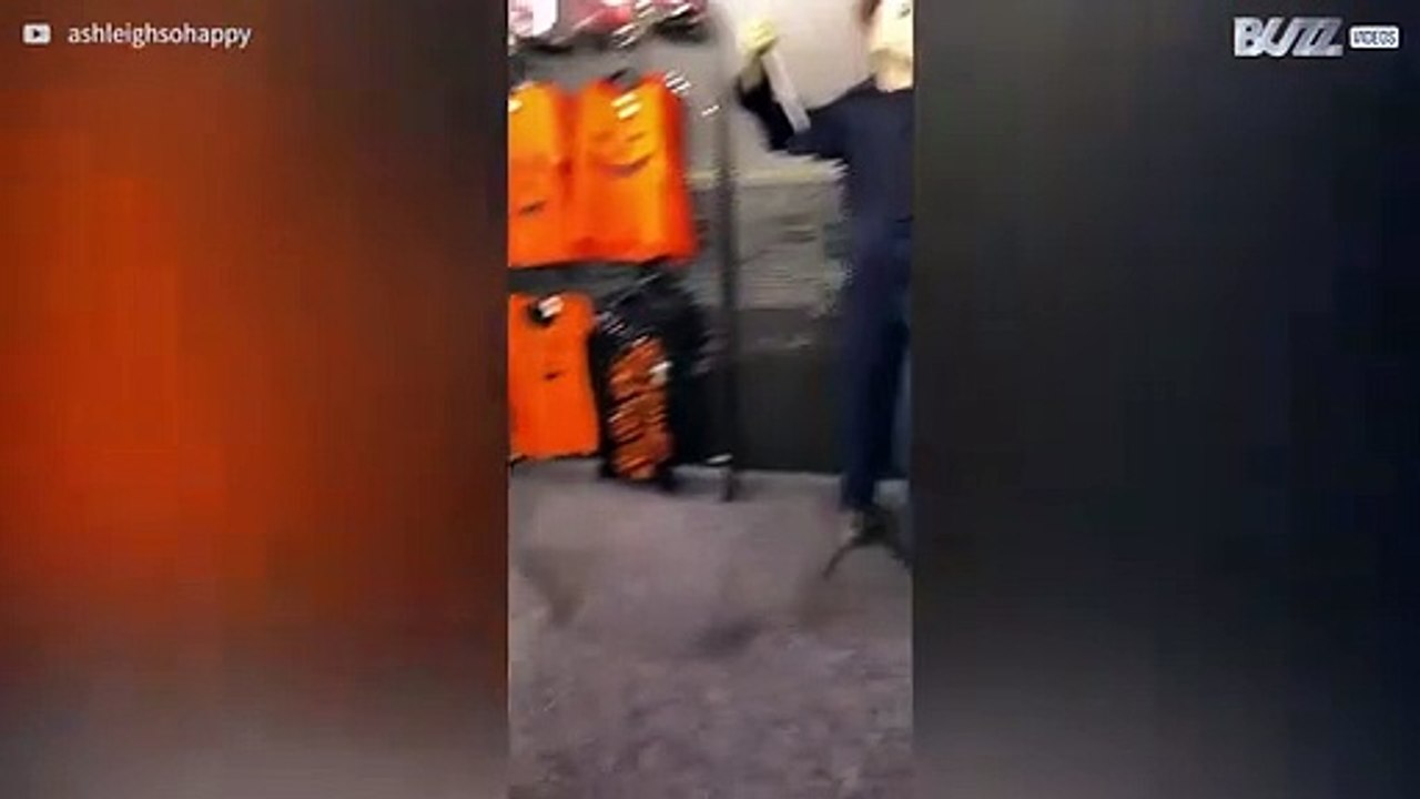 Criança adora manequins assustadores!