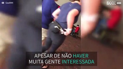 Pianista impressiona à porta de cinema