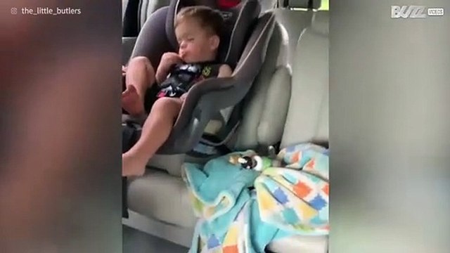 Menino não consegue decidir entre comer ou dormir!