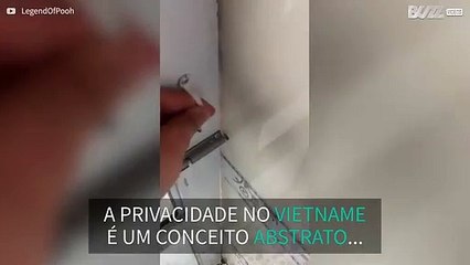 Nesta casa de banho a privacidade é um mito