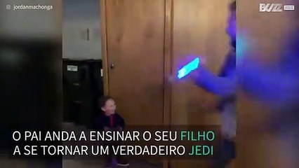 Bebé tenta imitar truque Jedi que o pai fez