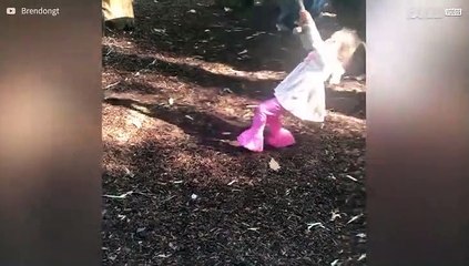 Menina tenta imitar macaco e corre mal!