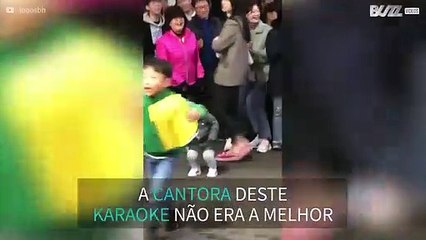 Bebé aprecia karaoke com dança estilosa