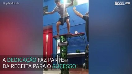 Artista circense faz treino fascinante de equilíbrio