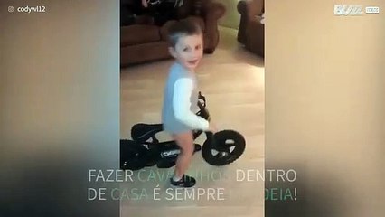 Menino faz cavalinho dentro de casa e corre mal!