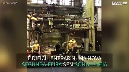 Artistas de circo captam treino falhado numa segunda de manhã